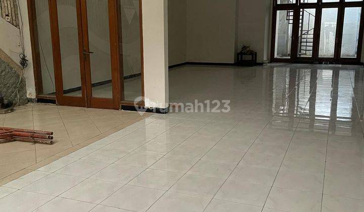 Disewakan rumah besar murah siap huni dekat binus 2