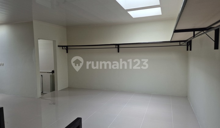 Beautiful 3-story house, furnished, fully renovated in 2025, 5 bedrooms 1 kitchen, certificate of ownership, ready to occupy @ Kemang Pratama 2 Bekasi 2