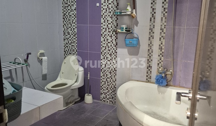 R, Mr. Bagus 3 floors, Semi Furnished in Kemang Pratama 2, Land area 180, Building 230, 4 bedrooms with kitchen, Ready to occupy. 2