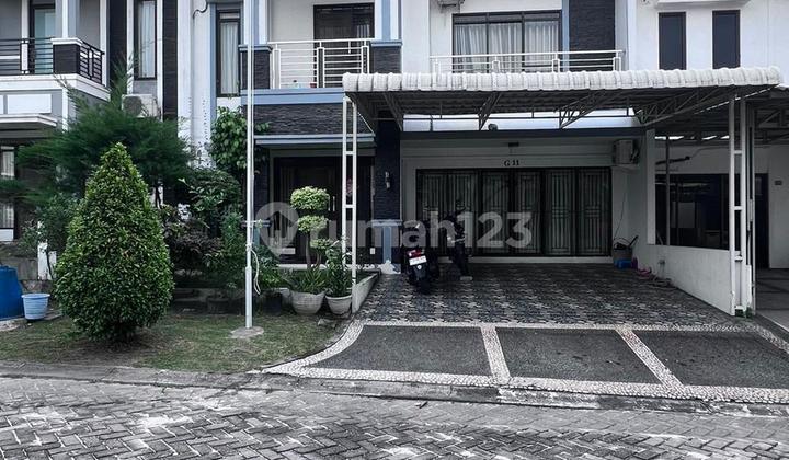 For sale: 2.5-story house in Bella Vista Garden Cemara Complex, Pemda, Pekanbaru.