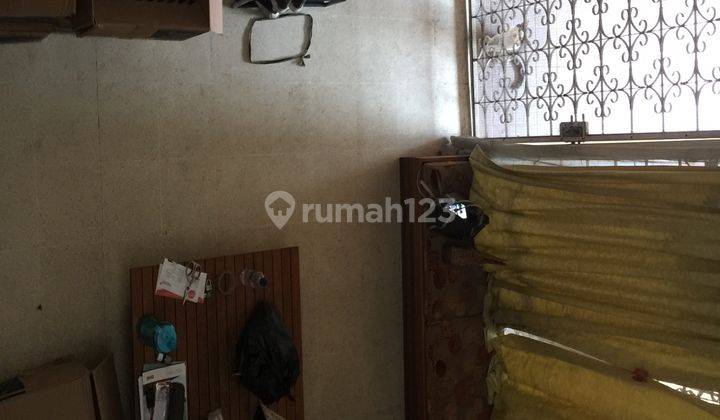 Rumah 2 Lantai Dekat Area Perkantoran dan Pusat Kota Butuh Renovasi Unfurnished 1