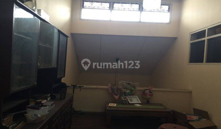 Rumah 2 Lantai Dekat Area Perkantoran dan Pusat Kota Butuh Renovasi Unfurnished 2