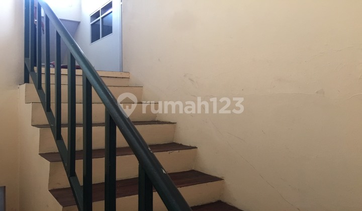 Rumah 2 Lantai Dekat Area Perkantoran dan Pusat Kota Butuh Renovasi Unfurnished