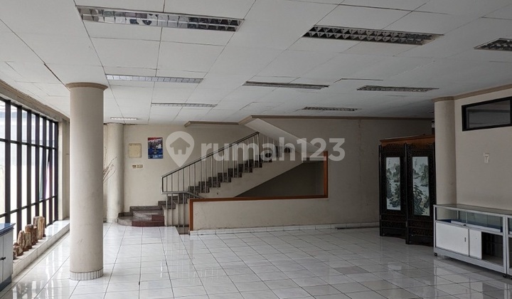 Gedung Ut Show Room. Klinik’ Resto Dan.kantor