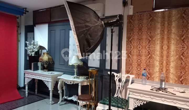 3-story building in a COMMERCIAL AREA, SUITABLE FOR BUSINESS IN MENTENG