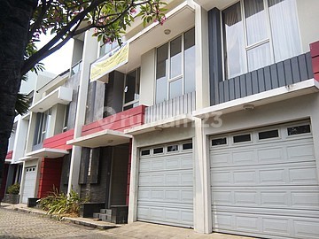 TOWN HOUSE EAST POINT PATAL SENAYAN TOWN HOUSE EAST POINT PATAL SENAYAN