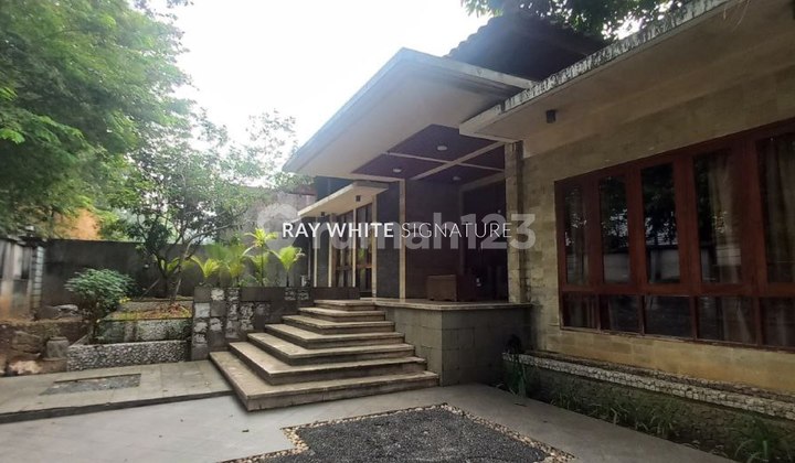 Luxury House with Swimming Pool on Jl Panglima Polim III