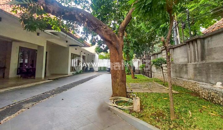 Luxury House with Swimming Pool on Jl Panglima Polim III