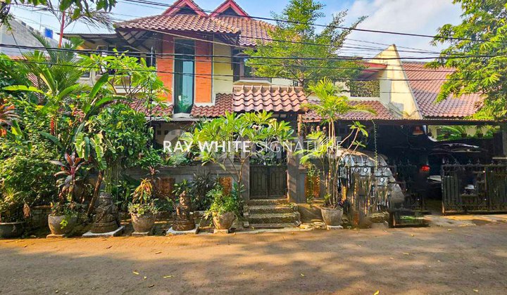 Turun Harga! Rumah Area Tenang di Hang Jebat Lokasi Depan Taman