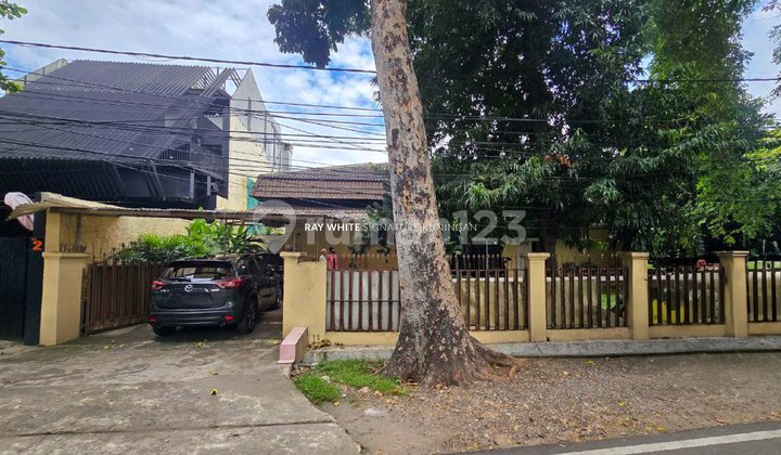 Rumah Lama Depan Taman Area Prime di Taman Pakubuwono 