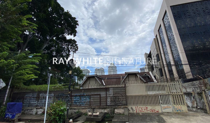 Rumah Tua Zona Komersial di Kebayoran Lama Raya Jalan Lebar 