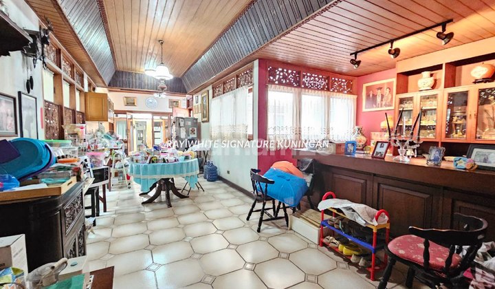 Luxury House 2 Plots Suitable for Residence or Turned into a Town House 2