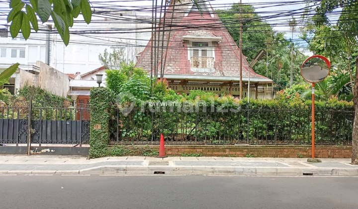 Old House Fit for Living on Jl Kertosono Menteng