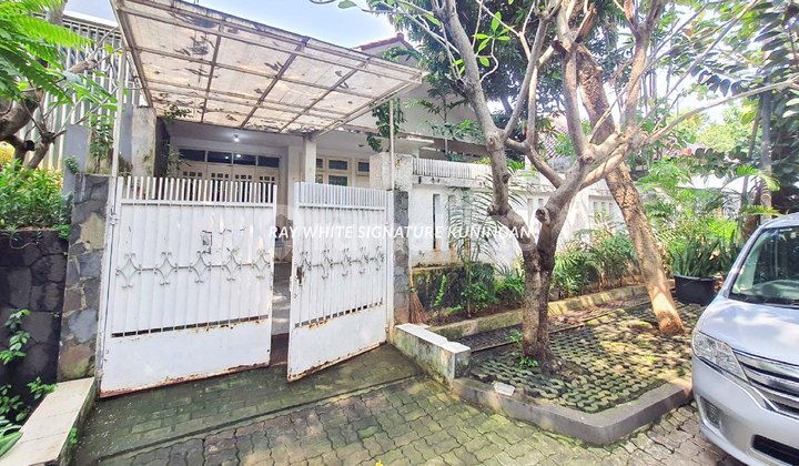 Old House Well-Maintained Building on Jl Dempo Quiet Location