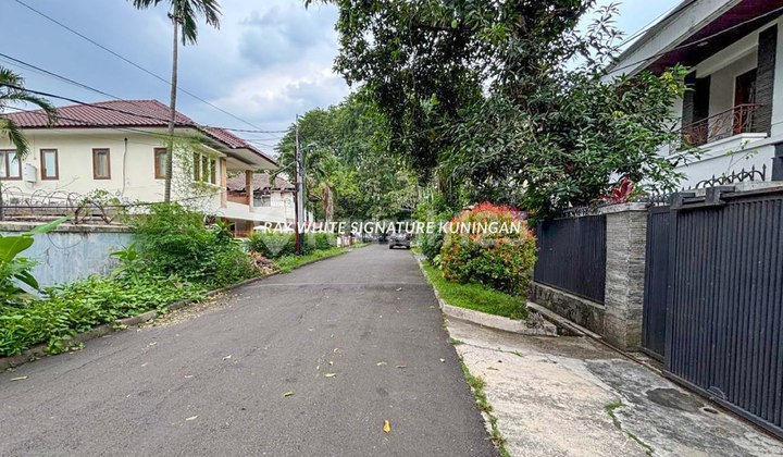 Rumah Hunian Tenang Lokasi Prime di Jl Dukuh Patra 2