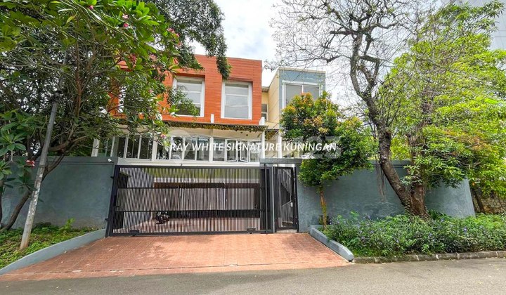 Tropical Modern Design House in Villa Hijau Pondok Indah