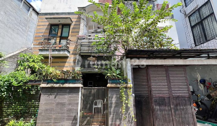 Rumah Siap Huni 3 Lantai di Jl Taman Setiabudi Kuningan