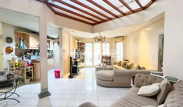 Rumah Dalam Komplek di Taman Gandaria Blok A Lokasi Tenang