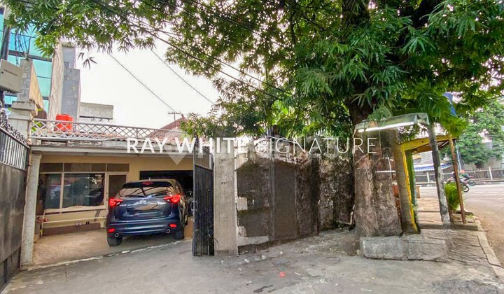 Rumah Zona Komersial Hitung Tanah di Jalan Proklamasi Menteng