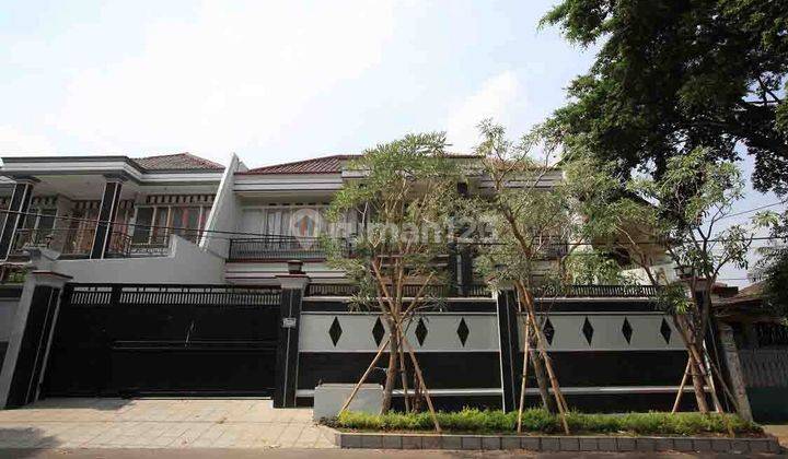Rumah Bagus Pinggir Jalan Di Kebon Jeruk 1