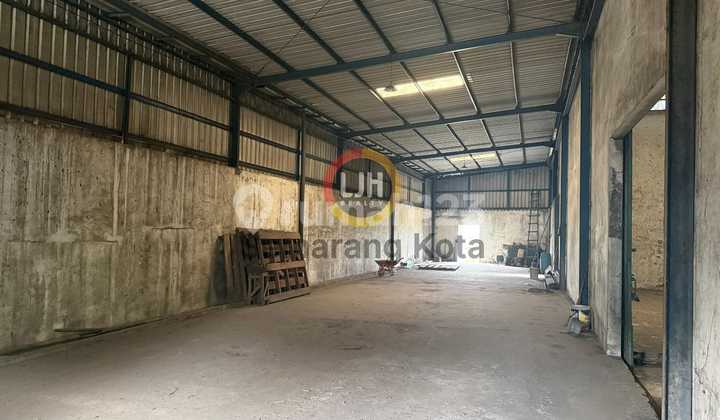 Gudang di daerah Tlahab