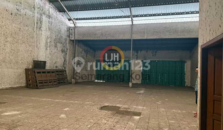 Gudang di daerah Tlahab