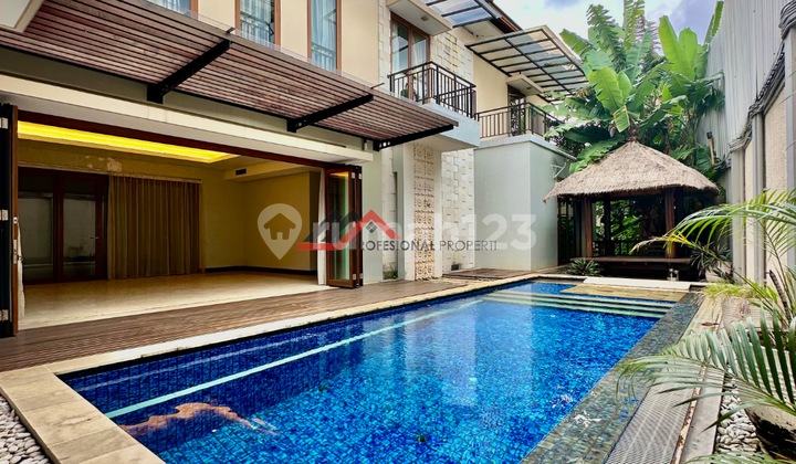 Rumah Tropical Modern Gaya Bali, Townhouse Kemang Jakarta Selatan