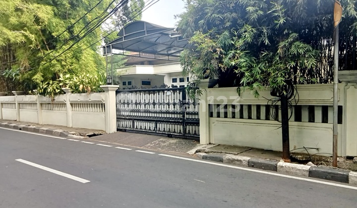 Rumah Hitung Tanah Lokasi Bagus Buat Rumah dan Usaha Kantor di Kebayoran Baru Jakarta Selatan