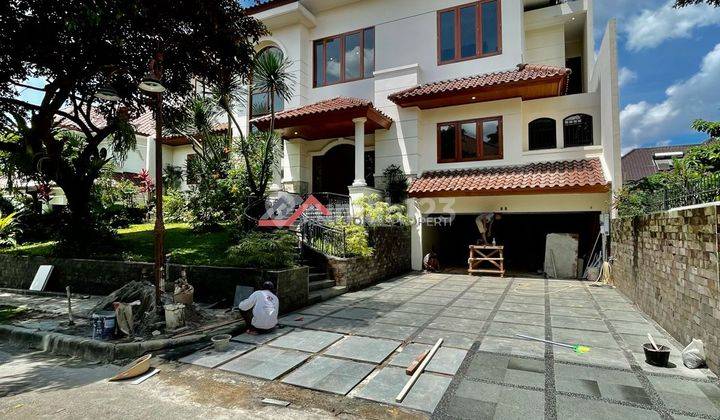 Rumah Mewah Kolam Renang Asri Dalam Perumahan Dekat pondok Inddah Jakarta Selatan
