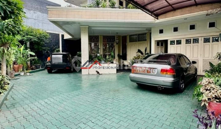 Ready-to-live house below market price, strategic location near MRT in Kebayoran Baru, South Jakarta.