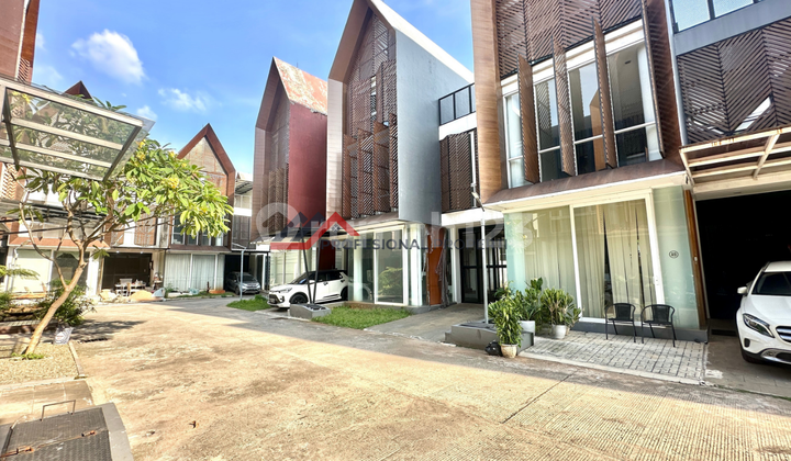 Rumah 3 lantai siap huni dalam komplek lokasi strategis di pasar Minggu Jakarta selatan