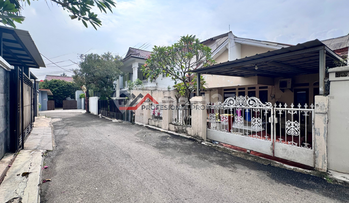 Old House in a Strategic Location, Suitable for Building Boarding Houses in Cilandak, South Jakarta