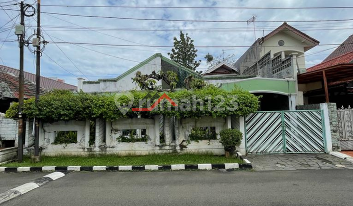 Rumah Lama Terawat Lingkungan Asri dengan Jalan Lebar dan Besar di Kalibata, Jakarta Selatan