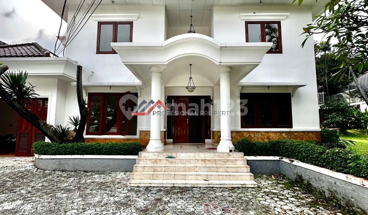 Rumah Clasic Taman Luas Kolam Renang di Kemang Dalam Jakarta Selatan 2