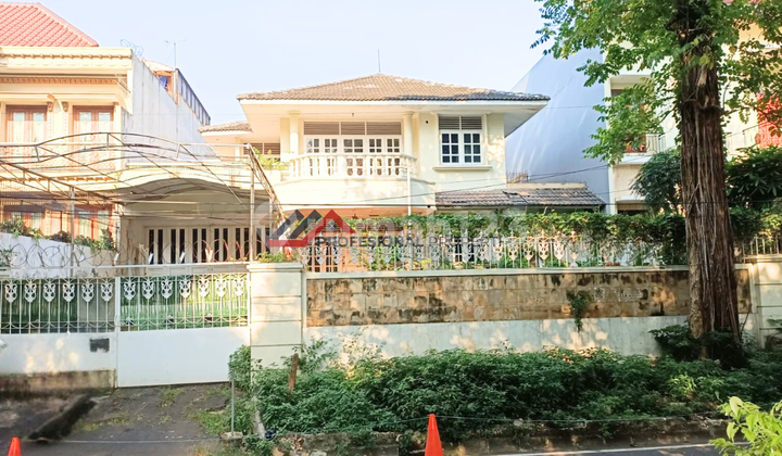 Old House Strategic Location Wide Road Access in Pondok Indah, South Jakarta