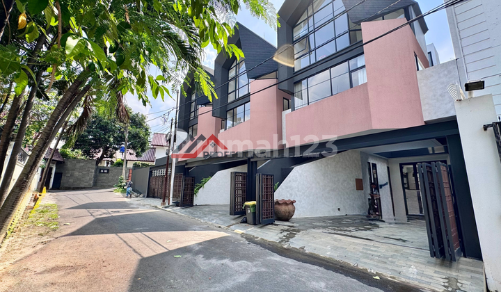 Brand New House Private Pool Lokasi Strategis di Kemang, Jakarta Selatan