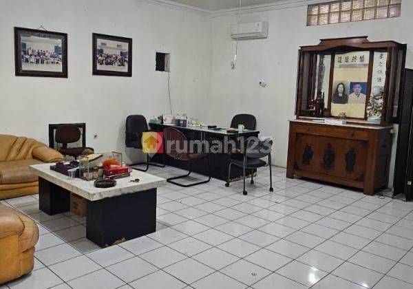 Bangunan usaha di jalan Jenderal Sudirman 2