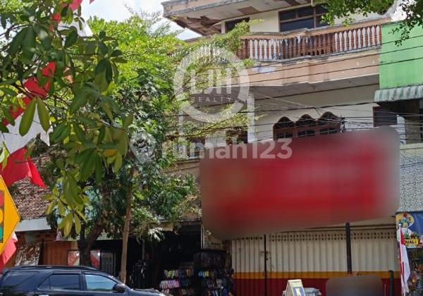 Bangunan Usaha di Jalan Kartini