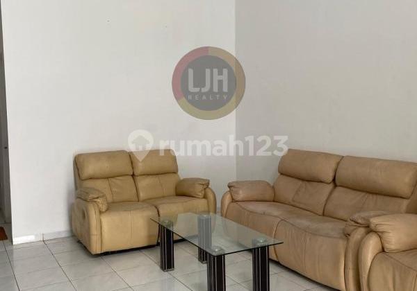 Rumah bagus dan  siap huni di Taman Adenia, Graha Padma 2