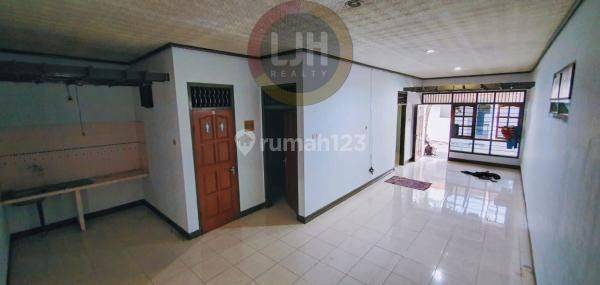 Bangunan rumah dan gudang di jalan Brigjend Sudiarto 1