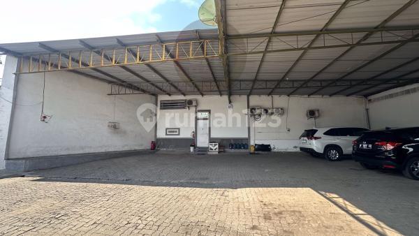 Bangunan usaha di jalan Soekarno Hatta 1