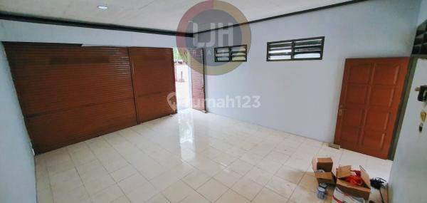 Bangunan rumah dan gudang di jalan Brigjend Sudiarto 2