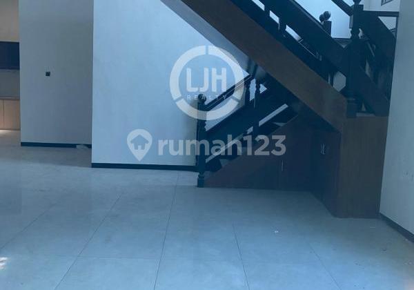 Ready-to-occupy house in Semarang Indah 2