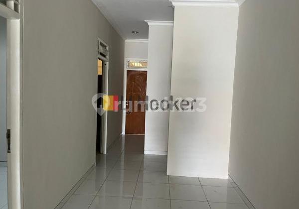 Ready-to-use shop house on Gajah Street. 2