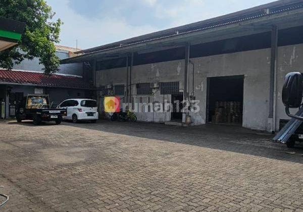 Bangunan cocok untuk kantor atau showroom di Jalan Jendral Sudirman 2