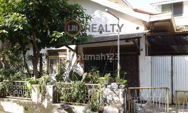 Bangunan rumah lama butuh renov di jalan Sumbawa