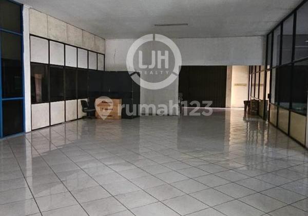 Bangunan Usaha di Jalan Jenderal Sudirman 2