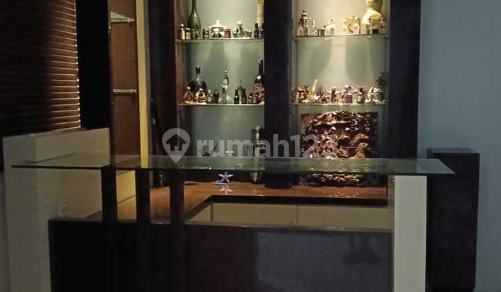 Rumah Tiga Lantai Terawat di Singgasana Pradana, Bandung 1