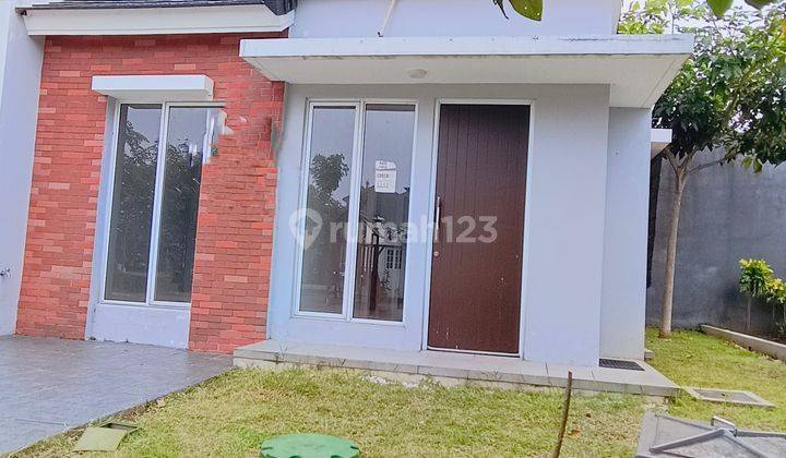 Rumah  depan taman dalam cluster Bintaro Jaya, Tangerang Selatan.  1