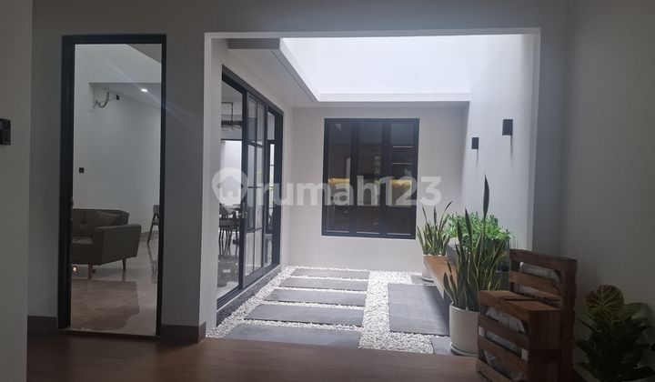 Rumah Baru Mewah Dalam Cluster Di B S D Serpong, Tangerang Selatan.